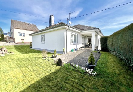 Blick vom Garten auf Terrasse und Haus