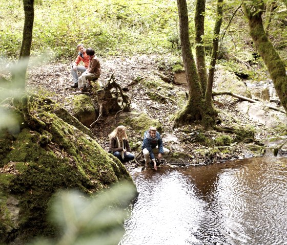 Wanderer an der Kleinen Kyll, © GesundLand Vulkaneifel, Marco Rothbrust