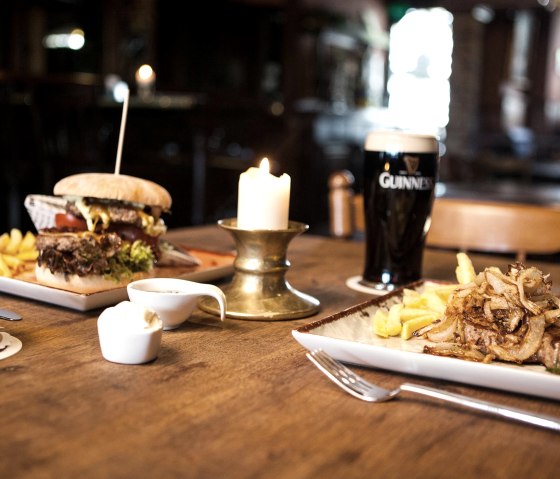 Lecker essen im Irish Pub, © Andi Goltz/ Phormat.de