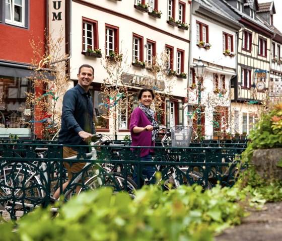 Der Erft-Radweg führt durch Bad Münstereifel mit seinem City-Outlet, © Tourismus NRW e.V.