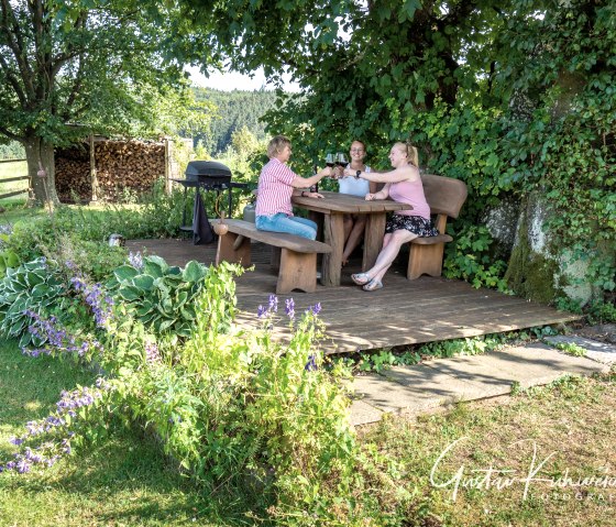 Terrasse mit Aussicht unter alten Bumen, © Nordeifel Tourismus GmbH & Ferienwohnung Sternenblick Hellenthal