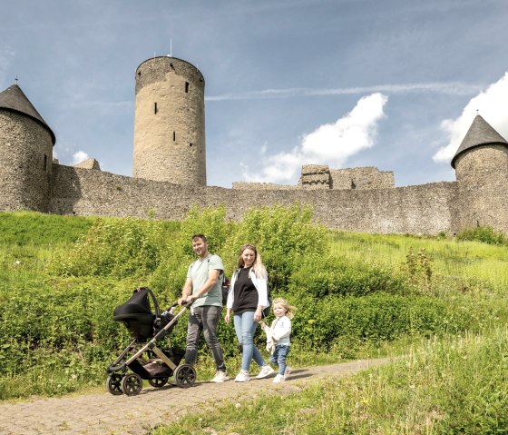 Familienbesuch Burgruine Nürburg mit Aussichtsturm, © TI Hocheifel-Nürburgring, D. Ketz