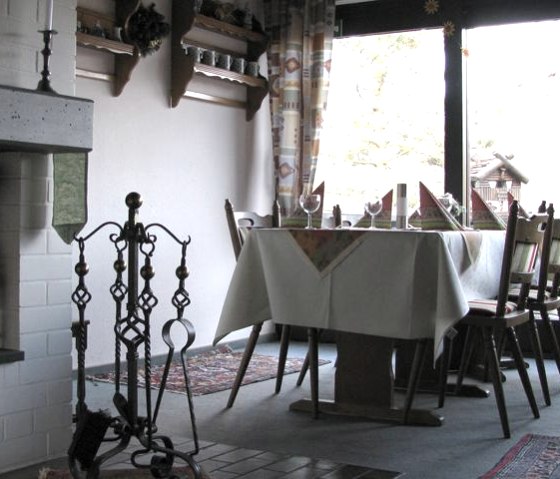 Salle de petit-déjeuner, © Nordeifel Tourismus GmbH & Garni Hotel Salzberg