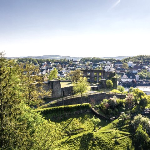 Burgruine mit Blick auf Ulmen, © GesundLand Vulkaneifel/D. Ketz