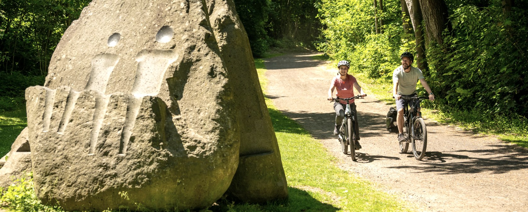 Vulkanpark-Radweg, Skulptur im Nettepark, © Eifel Tourismus GmbH, Dominik Ketz