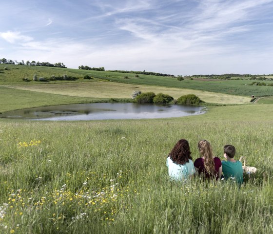 Trautzberger Maar mit Menschen, © Natur- und Geopark Vulkaneifel