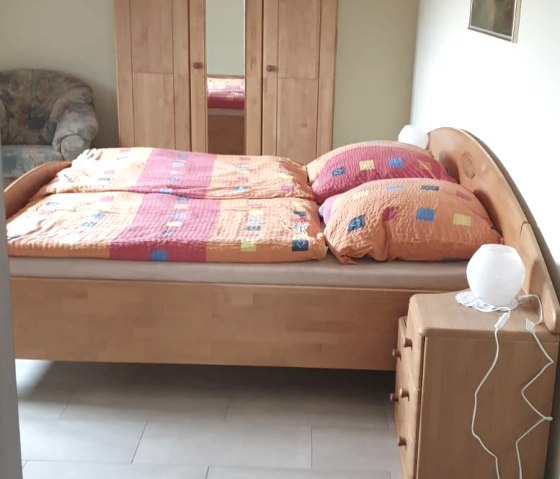 Schlafzimmer mit Schrank