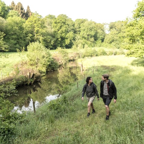 Wanderer auf der Mühlenroute, © Eifel Tourismus GmbH, Dominik Ketz