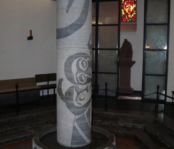 Taufbecken der Lebensbaumkirche Manderscheid, © GesundLand Vulkaneifel