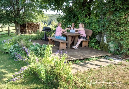 Gartenterrasse mit Weitblick unter alten Bäumen, © Elke Greven