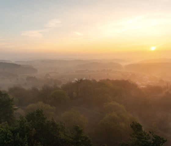 Sonnenaufgang von Booser Eifelturm am Stumpfarmweg, © Laura Rinneburger