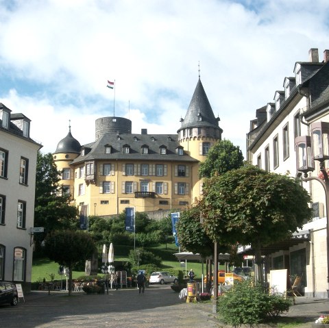 02-009-mayen-marktplatz-und-genovevaburg