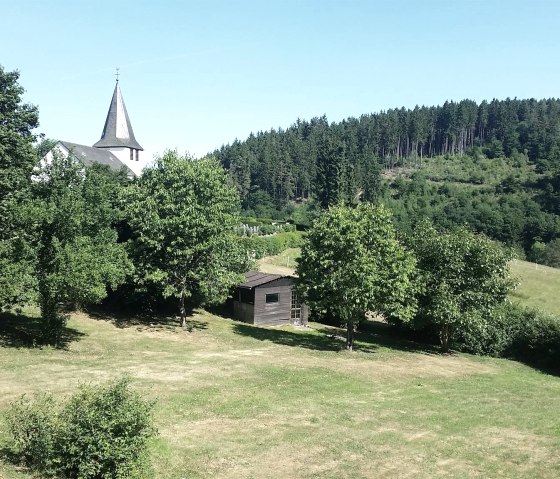 ...unser Garten mit Blick auf den Eifelsteig, © Martina Schenk