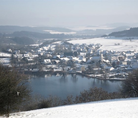 Blick auf Schalkenmehren im Winter