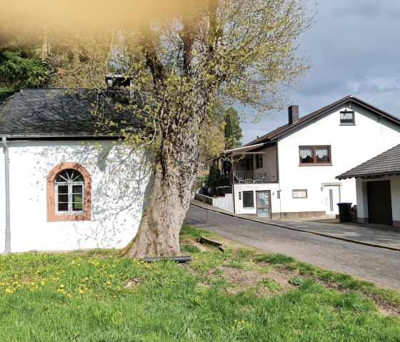 Kapelle mit Ferienhaus