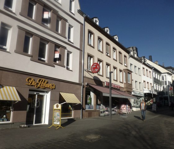 Bäckerei und Café "Die Lohners" und Rossmann 70 m, © Bernd Pütz