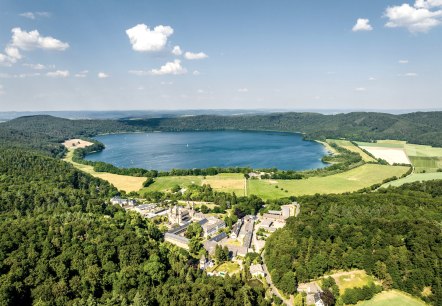 Laacher See mit Abtei Maria Laach, © Eifel Tourismus GmbH, Dominik Ketz