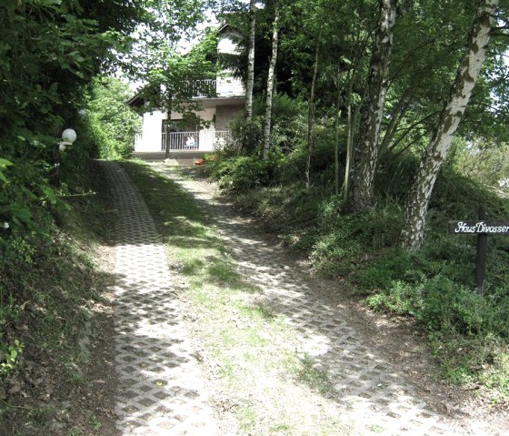 Ferienhaus EifelNatur -Die Auffahrt zum Ferienhaus, © Marion Divossen