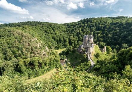Die Burg Eltz in grüner Natur, © Rheinland-Pfalz Tourismus GmbH, D. Ketz