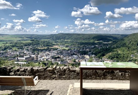 Blick von der Liboriuskapelle auf Echternach mit dem mit Rollstuhl unterfahrbaren Tastmodell im Vordergrund., © Naturpark Südeifel / Thomas Urbany