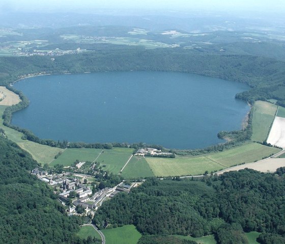 Laacher See mit Abtei