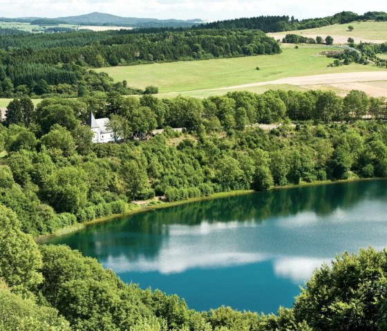 Weinfelder Kapelle mit Maar, © © GesundLand Vulkaneifel / D. Ketz