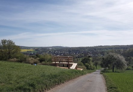 Blick auf die XXL-Baumelbank und Kottenheim, © Foto: Svenja Schulze-Entrup, Quelle: Touristik-Büro Vordereifel