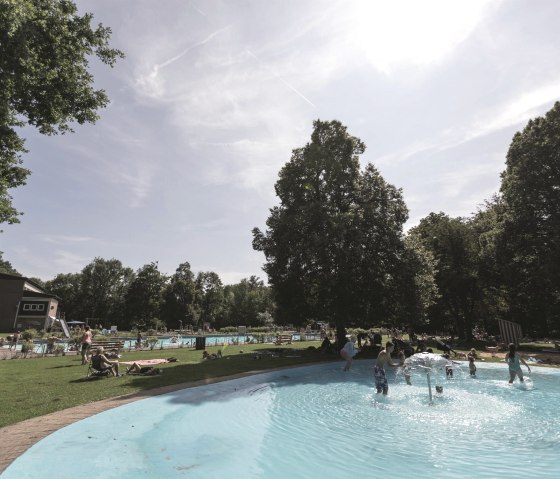 Rosenbad Gemünd Liegewiese und Planschbecken, © Foto Ralph Sondermann · Rosenbad Gemünd