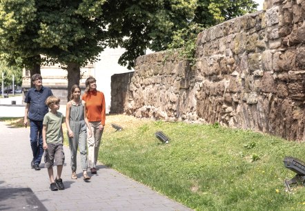 Stadtmauer mit Spaziergängern, © Eifel Tourismus GmbH, Tobias Vollmer