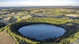 Blick auf das fast kreisrunde Pulvermaar, © Eifel Tourismus GmbH