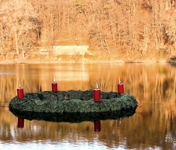 Schwimmender Adventskranz auf dem Ulmener Maar, © Stadt Ulmen/D. Saxler