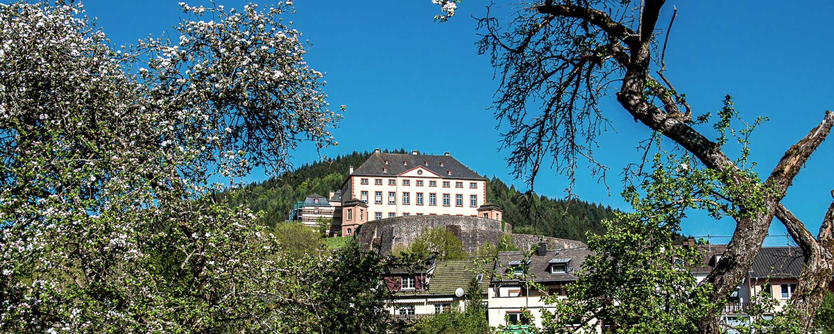 Schloss Malberg -Blick bei der Gemeindehalle Malberg, © Tourist-Information Bitburger Land_Monika Mayer