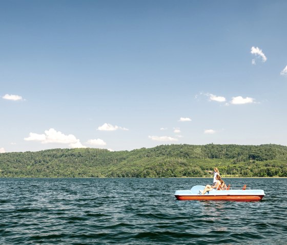 Tretboot am Laacher See ausleihen, © Eifel Tourismus GmbH, Dominik Ketz