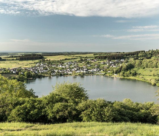 Blick auf das Schalkenmehrener Maar, © Eifel Tourismus GmbH, Dominik Ketz