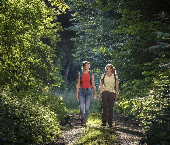 Zwei Frauen auf dem Weg zur Meniger Römerreich Panoramaaussichten, © Kappest_REMET