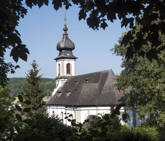 Blick auf Barockkirche Saffig, © Kappest/Vulkanregion Laacher See