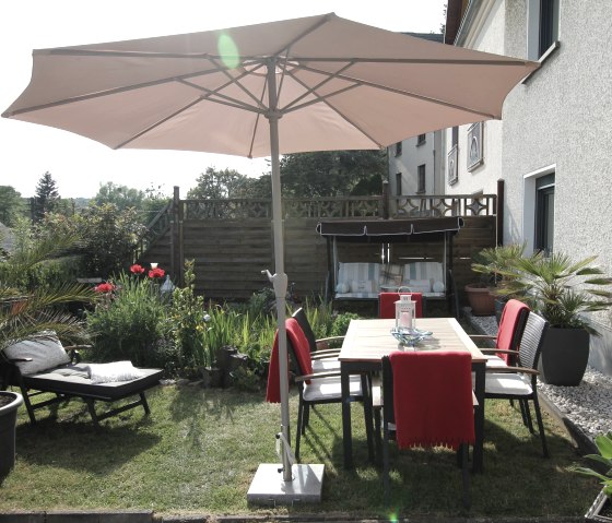 Gartenplatz mit Teich und Hollywoodschaukel, © Herbert Birnberg