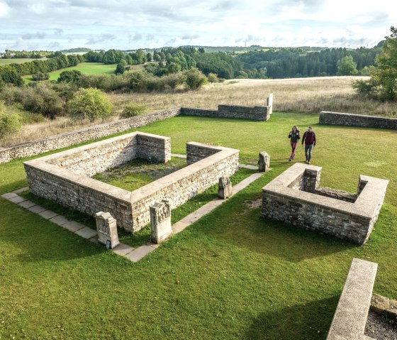 Teilrekonstruierte Mauern der Tempelanlage, © Eifel Tourismus GmbH, Dominik Ketz