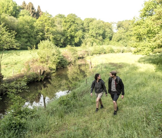 Wanderer auf der Mühlenroute, © Eifel Tourismus GmbH, Dominik Ketz