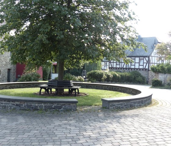 Kreisel und Dorfplatz in Anschau, © Foto: Verbandsgemeinde Vordereifel, Quelle: Touristik-Büro Vordereifel