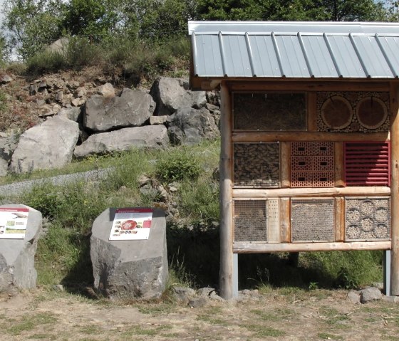 Bienenhotel mit Basaltsteinen