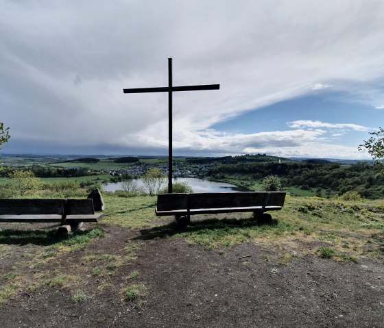 Blick auf das Schalkenmehrener Maar, © GesundLand Vulkaneifel GmbH