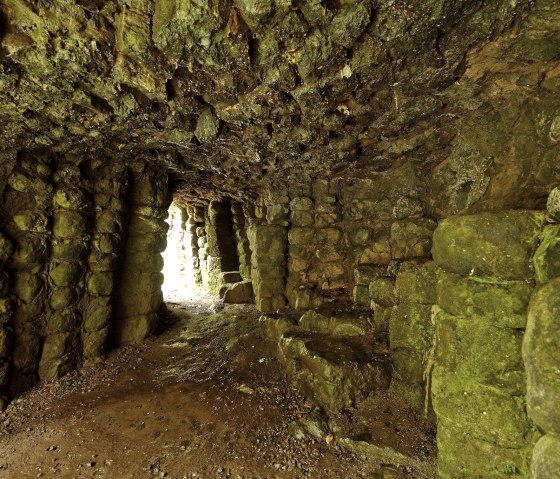 Elfengrotte/Käsegrotte innen, © GesundLand Vulkaneifel/M. Rothbrust