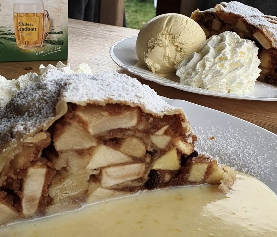 Apfelstrudel im Golfstübchen in Gillenfeld, © Golfstübchen Gillenfeld