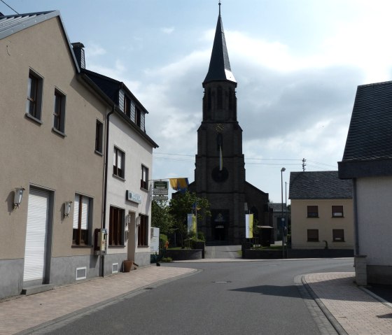 Blick zur Kirche, © Foto: Svenja Schulze-Entrup, Quelle: Touristik-Büro Vordereifel