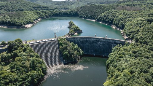 Uitzicht op de stuwdam Urftal in het Nationaal Park Eifel, © Eifel Tourismus GmbH, Dennis Stratmann-finanziert durch REACT-EU