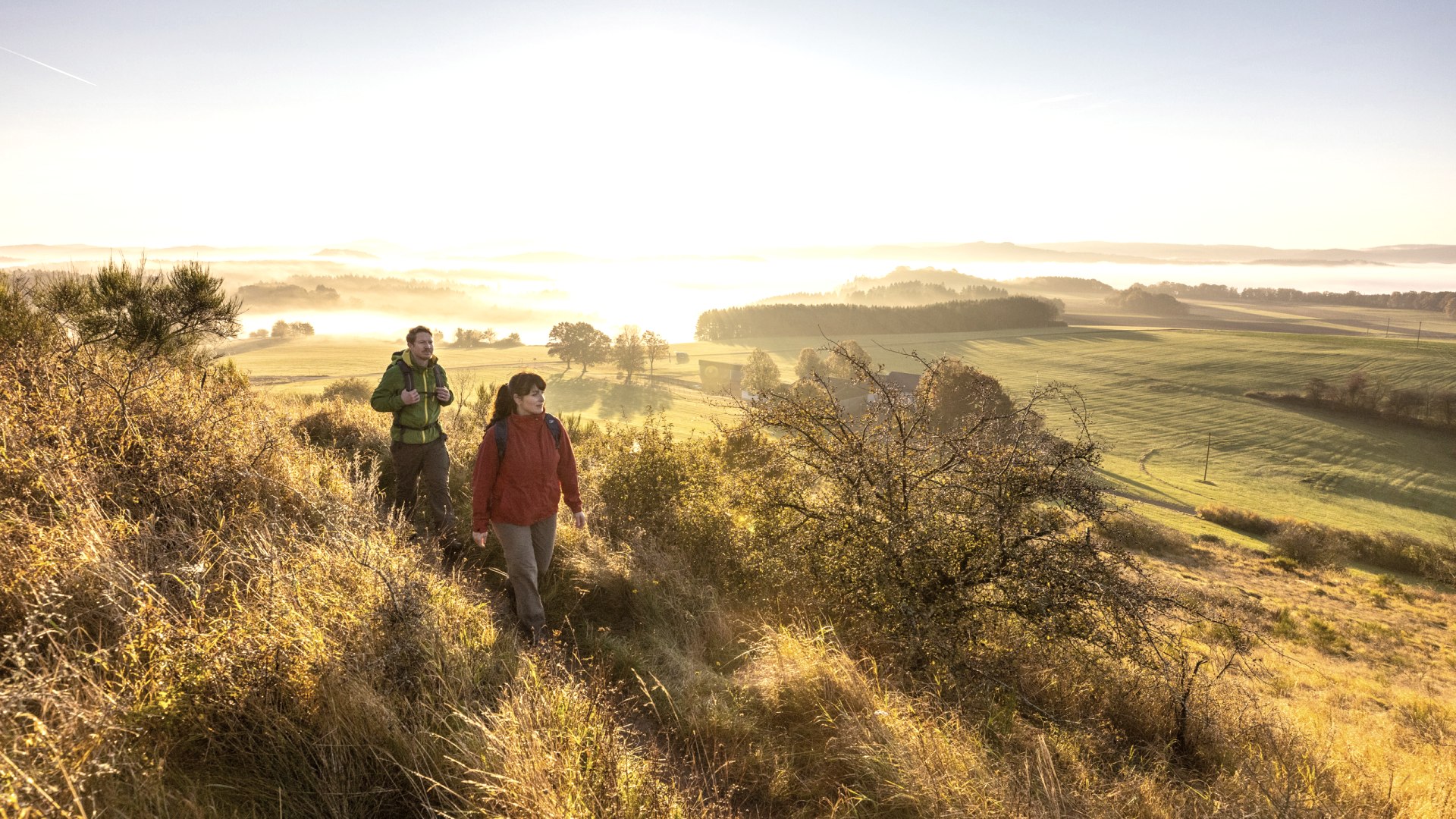 Zwei Wanderer auf dem Eifelsteig, Rother Kopf, © Eifel Tourismus, Dominik Ketz