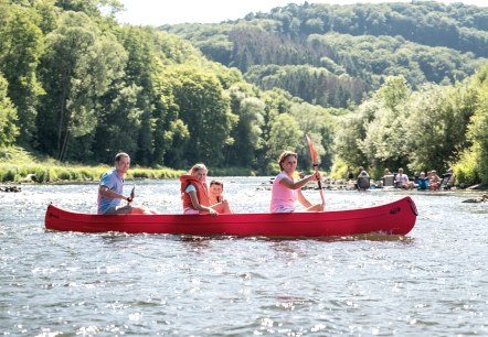 Kanufahrt in der Eifel, Familie auf der Sauer, © Felsenland Südeifel, Dominik Ketz