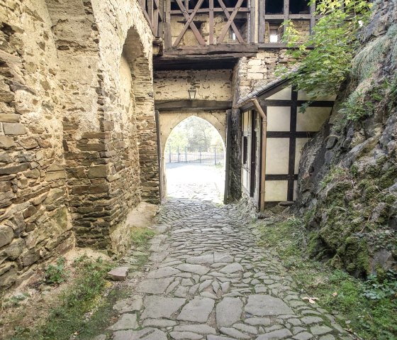 vorbei an mehreren Schießscharten..., © Foto: Laura Rinneburger, Quelle: Touristik-Büro Vordereifel