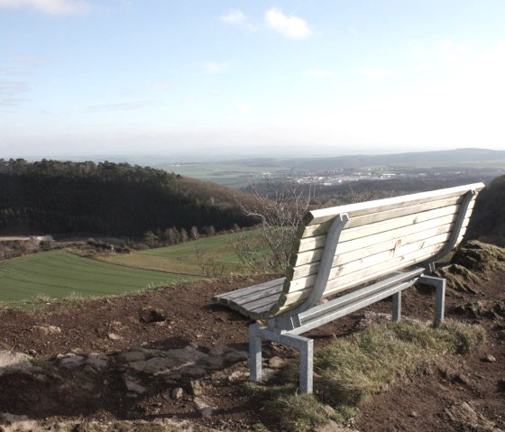 Ruhebank mit traumhafter Aussicht, © Foto: Laura Rinneburger, Quelle: Touristik-Büro Vordereifel